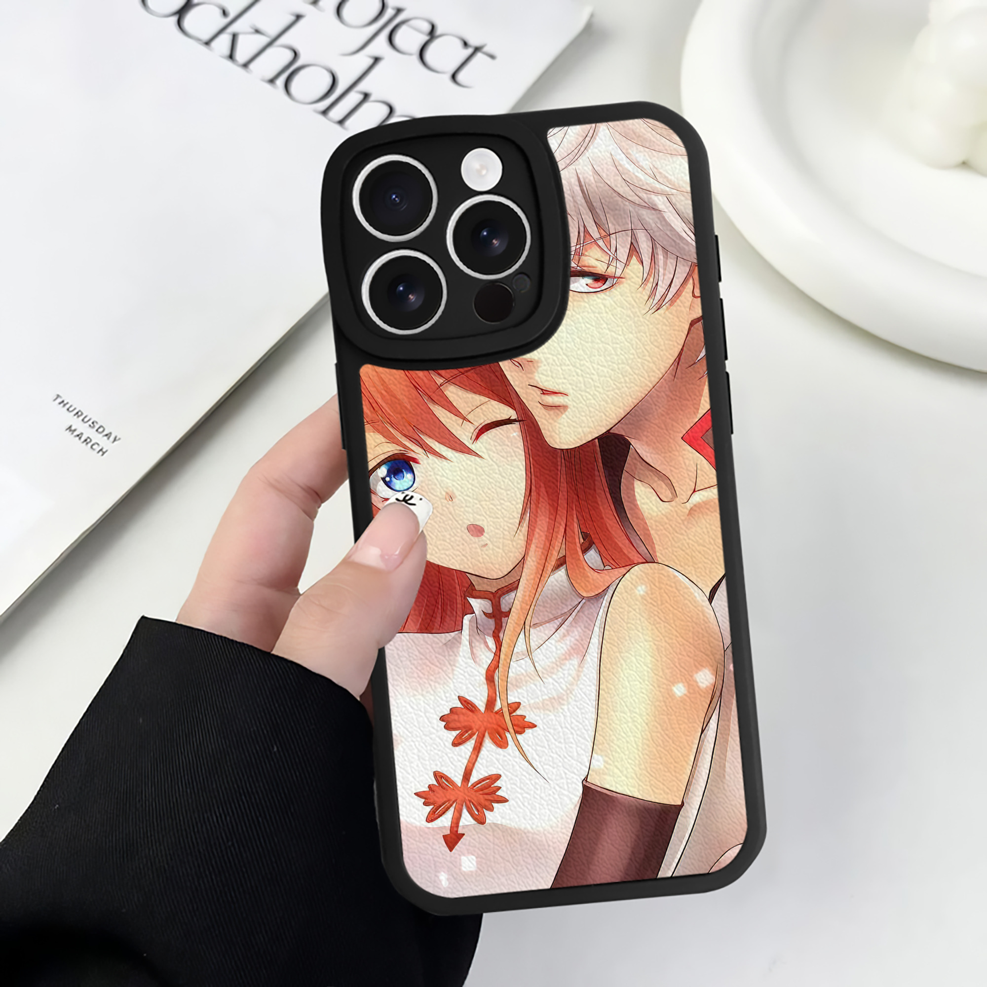 （画像用） ぎんたま 坂田銀時（さかたぎんとき） 神楽 志村新八（しむら しんぱち） GINTAMA Sakata Gintoki Kagura Shimura Shinpachi 【iPhone 16シリーズ対応】シリコンスマホケース（レザー調） 材質：シリコン
